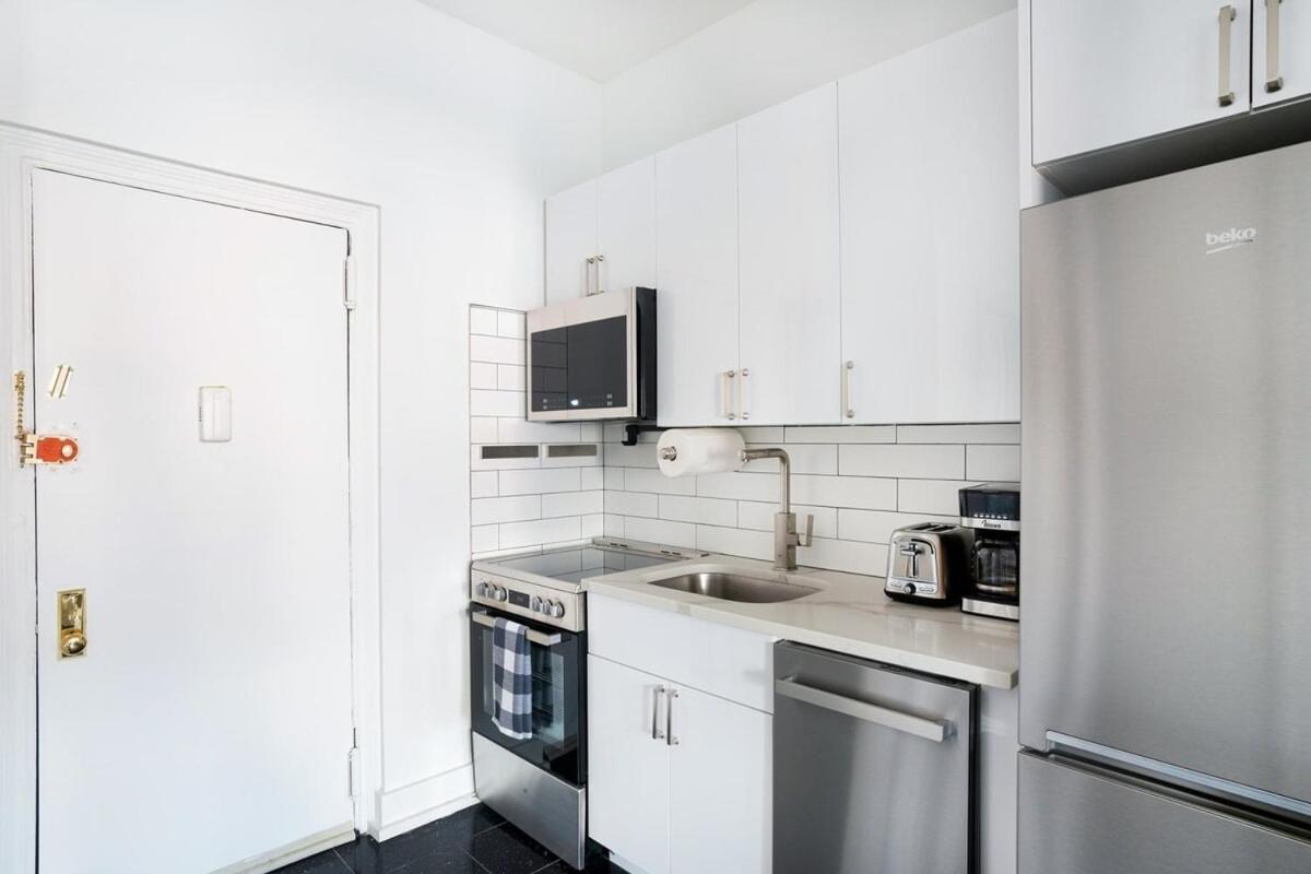 Апартаменты 444-5C Newly Renovated Studio Midtown West W&D Нью-Йорк Экстерьер фото